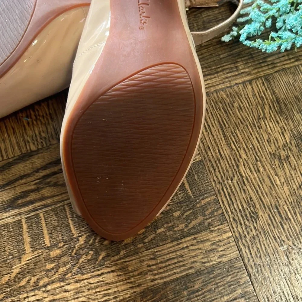 CLARKS  Artisan Beige heels - Picture 6 of 9
